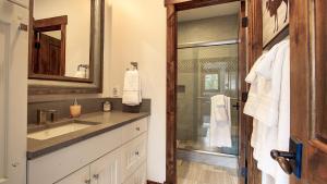 ein Badezimmer mit Waschbecken und Glasdusche in der Unterkunft Main Street Escape by AvantStay Stunning Home right off Main Street w Hot Tub Large Deck in Park City + 21 Fotos