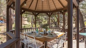 Fotografie z fotogalerie ubytování TurtleBear by AvantStay Stunning Character Cabin w Entertainers Patio Table Tennis v destinaci Big Bear Lake