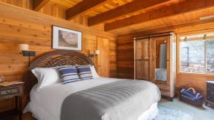 Postel nebo postele na pokoji v ubytování TurtleBear by AvantStay Stunning Character Cabin w Entertainers Patio Table Tennis