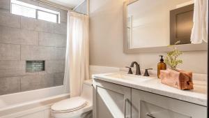 une salle de bain avec un lavabo, des toilettes et un miroir dans l'établissement Quiet River Bend Cabin by AvantStay 35 Mins to Mt Bachelor 10 Mins to Town Centre Hot Tub, à Bend 21 autres photos