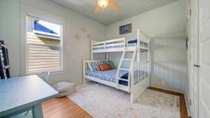 una camera con due letti a castello e una scrivania di Nature Preserve View Shared Pool Outdoor Living Casa Pescadora by AvantStay a Port Aransas Altre 37 foto