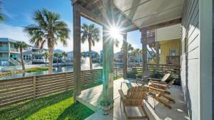 un portico con sedie e vista sull'acqua di Nature Preserve View Shared Pool Outdoor Living Casa Pescadora by AvantStay a Port Aransas