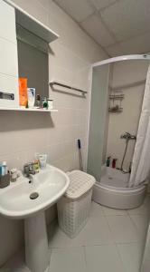 Bilik mandi di Room with a balcony Near center
