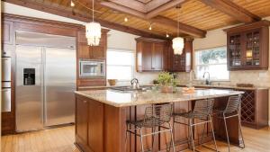 Una cocina o cocineta en Wavebreak by AvantStay Close to BeachesSurfing