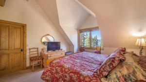 Voodi või voodid majutusasutuse Ellis Peak by AvantStay Beautiful McKinney Cabin w Filtered Lake Views toas