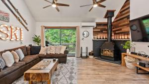 Crescent LakeThe Bears Den by AvantStay Prime Location Renovated w Movie Game Room的带沙发和壁炉的客厅