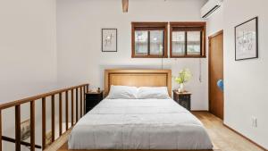 Crescent LakeThe Bears Den by AvantStay Prime Location Renovated w Movie Game Room的带一张床和两个床头柜的卧室