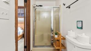 Crescent LakeThe Bears Den by AvantStay Prime Location Renovated w Movie Game Room的浴室里有玻璃门的淋浴间 更多24张照片