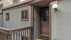 Crescent LakeThe Bears Den by AvantStay Prime Location Renovated w Movie Game Room的一座带木门和门廊的房子