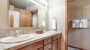 Un baño de Hot Tub Air Hockey Foosball Deck Lounge Near Sunriver Mt. Bachelor Skiing 35 fotos más