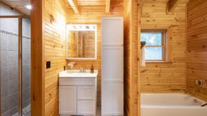 Ένα μπάνιο στο Leyland by AvantStay Cabin Mansion w Views +80 φωτογραφίες