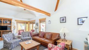 Χώρος καθιστικού στο Smuggler F by AvantStay Gorgeous Condo Close To Lift 7