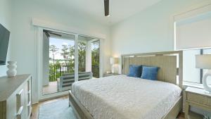 Ένα ή περισσότερα κρεβάτια σε δωμάτιο στο Sleeps 39 2 Luxe Homes w Free Golf Cart Private PoolSpa 3 Blocks to Beach +82 φωτογραφίες