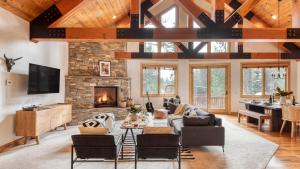 ein Wohnzimmer mit Couch und Kamin in der Unterkunft Coyote Moon by AvantStay Cabin WSauna Mins from DT Truckee NorthStar in Truckee