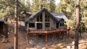 eine Luftaufnahme eines Hauses im Wald in der Unterkunft Coyote Moon by AvantStay Cabin WSauna Mins from DT Truckee NorthStar in Truckee