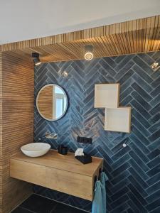 une salle de bains avec un lavabo et un miroir dans l'établissement Costyn Apartments 1, à NuÃŸbaum 24 autres photos