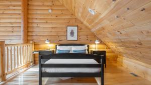 a bedroom in a log cabin with a bed at Chester by AvantStay Amazing Views Secluded Home A True City Escape in Austerlitz