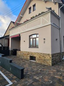 une maison avec un patio en briques devant dans l'établissement Costyn Apartments 1, à NuÃŸbaum