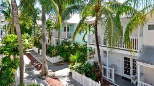 una vista aérea de un edificio blanco con palmeras en Breezy Bungalow by AvantStay Close 2 Zachary Taylor State Park Beach w Shared Pool Week Long Stays, en Key West