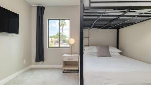 Кровать или кровати в номере Backyard Pool PuttingGreen Playground Modern 5BDR White Agate by AvantStay +113 фотографий