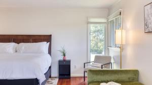 Un dormitorio con una cama y una silla y una ventana. en Amber Lodge by AvantStay Pool Firepit Sauna, en Jefferson City 37 fotos más