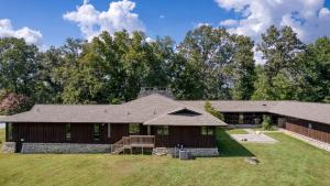 una vista exterior de una casa con patio en Amber Lodge by AvantStay Pool Firepit Sauna, en Jefferson City