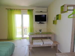 Μια τηλεόραση ή/και κέντρο ψυχαγωγίας στο Apartments Denona