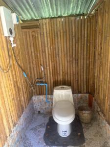 NongkhiawPetros Hostel的木墙浴室设有卫生间