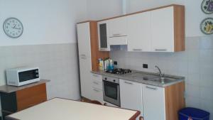 Kuchyňa alebo kuchynka v ubytovaní Emi Apartment