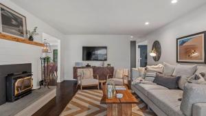 un soggiorno con divano e camino di Wine Country Estate by AvantStay Pool Spa Barn a Sonoma