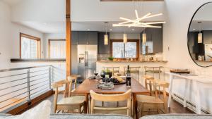 une cuisine et une salle à manger avec une table et des chaises dans l'établissement Pandora by AvantStay Modern Mountain Escape in Great Location @ Entrance of Bear Creek Trail, à Telluride