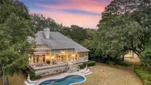 una vista sul tetto di una casa con piscina di Hilton Ivory 15th Hole of Harbourtown Golf Course Private Pool Hot Tub a Hilton Head Island