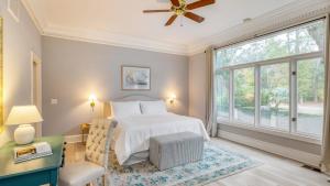 una camera da letto con un letto e una grande finestra di Hilton Ivory 15th Hole of Harbourtown Golf Course Private Pool Hot Tub a Hilton Head Island Altre 92 foto