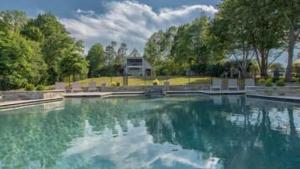 Πισίνα στο ή κοντά στο Azalea Retreat- The Lodge by AvantStay Best View