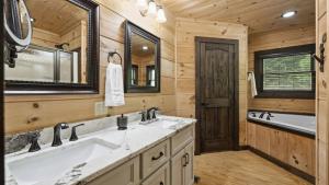 Ένα μπάνιο στο Waterfront 1-Acre Private Dock Hot Tub Firepit Bankhead Lodge by AvantStay +43 φωτογραφίες