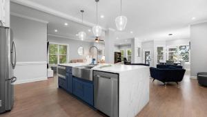 cocina con armarios azules y encimera blanca en Laid Back Lake Life by AvantStay Waterfront View, en Mooresville