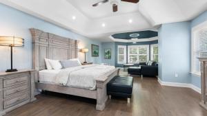 1 dormitorio con 1 cama grande y paredes azules en Laid Back Lake Life by AvantStay Waterfront View, en Mooresville