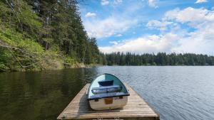 Φωτογραφία από το άλμπουμ του Goss Lake Chalet by AvantStay Lakefront w Dock Fire Pit Outdoor Dining Area σε Langley