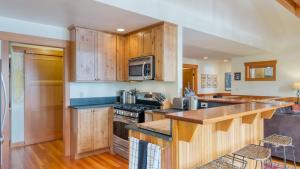 Φωτογραφία από το άλμπουμ του Goss Lake Chalet by AvantStay Lakefront w Dock Fire Pit Outdoor Dining Area σε Langley +33 φωτογραφίες