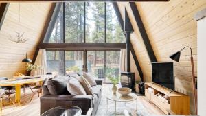 a living room with a couch and a table at Alder by AvantStay Moody Retreat: Patio Hot Tub in Sunriver in Sunriver