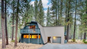 a house in the woods with a balcony at Alder by AvantStay Moody Retreat: Patio Hot Tub in Sunriver in Sunriver