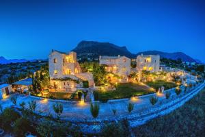 Luftaufnahme eines Herrenhauses bei Nacht in der Unterkunft Achelatis Traditional Guest Houses in Areopoli