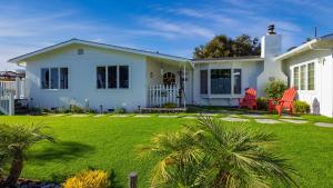 ein weißes Haus mit einem Garten mit grünem Gras in der Unterkunft Coastal Gem Near Pismo Beach w Hot Tub Firepit Outdoor Dining Newport Oasis by AvantStay in Arroyo Grande