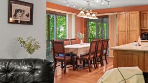 Gallery image of Marina Village by AvantStay Walk to Lake Marina Balcony Patio in Greentown +24 photos