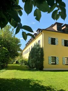 Taman di luar Maisonette-Wohnung im historischen Jagdschlössl