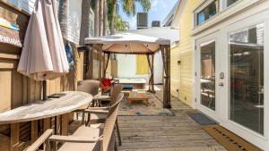 Патио или другая зона на открытом воздухе в Casita de Catherine by AvantStay 1 Block to Duval St w Hot Tub