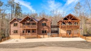 セバービルにあるBoon by AvantStay 40-Guest Luxe Smokies Retreatのデッキ付きの大きな木造家屋