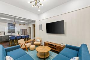 een woonkamer met een blauwe bank en een tv bij Beach House Fun! Sleeps the Whole Crew in Galveston