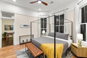 een slaapkamer met een bed en een bank in een kamer bij Beach House Fun! Sleeps the Whole Crew in Galveston