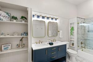 een badkamer met een wastafel en een toilet bij Beach House Fun! Sleeps the Whole Crew in Galveston +47 foto's